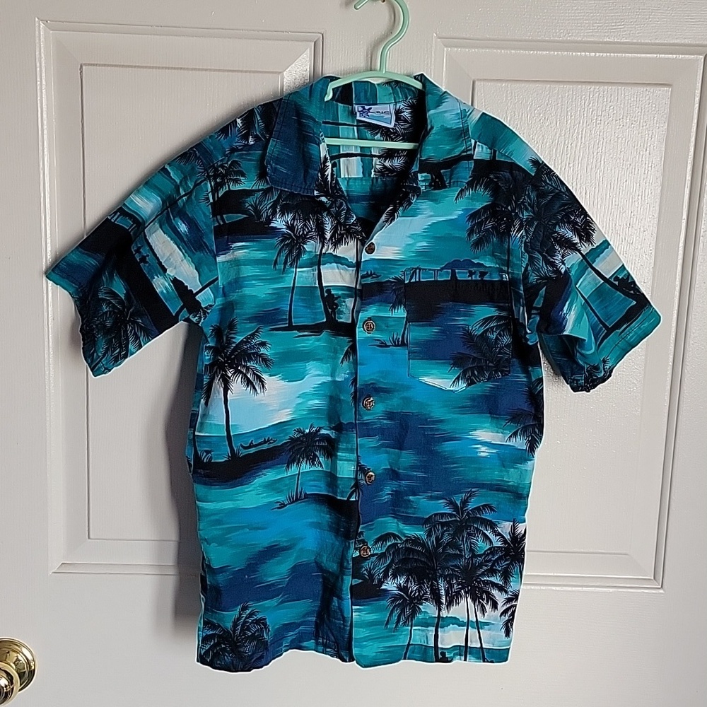 Boys Hawaiian short sleeved buttondown shirt, medium (10-12).